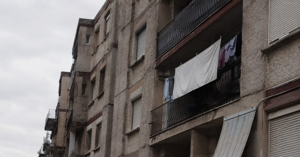 Un bloque de viviendas de los años setenta visto desde abajo, con los tendederos