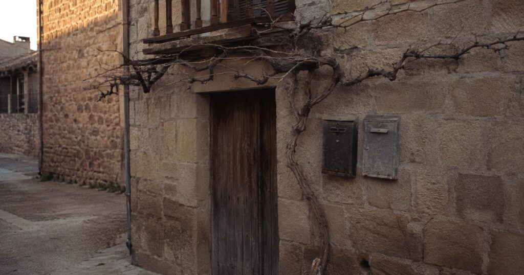 Casa de pueblo riojana con dos buzones antiguos junto a la misma puerta